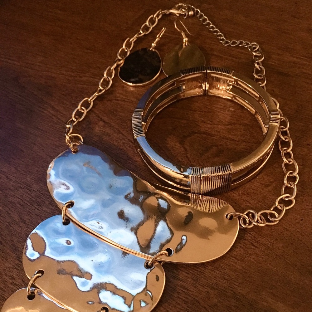 Set of Necklace, earrings and bracelet /gold tone